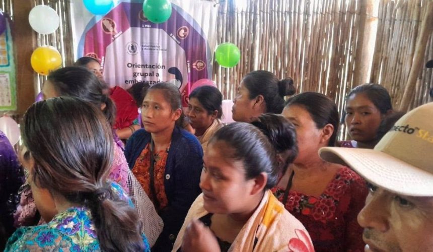 Personal médico de la Brigada de Salud y Nutrición evaluando y brindando atención médica a niños de la comunidad Washington en Purulhá, Baja Verapaz.