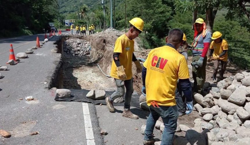 Maquinaria pesada del Ministerio de Comunicaciones trabajando en la remoción de derrumbes sobre una carretera afectada por las lluvias.