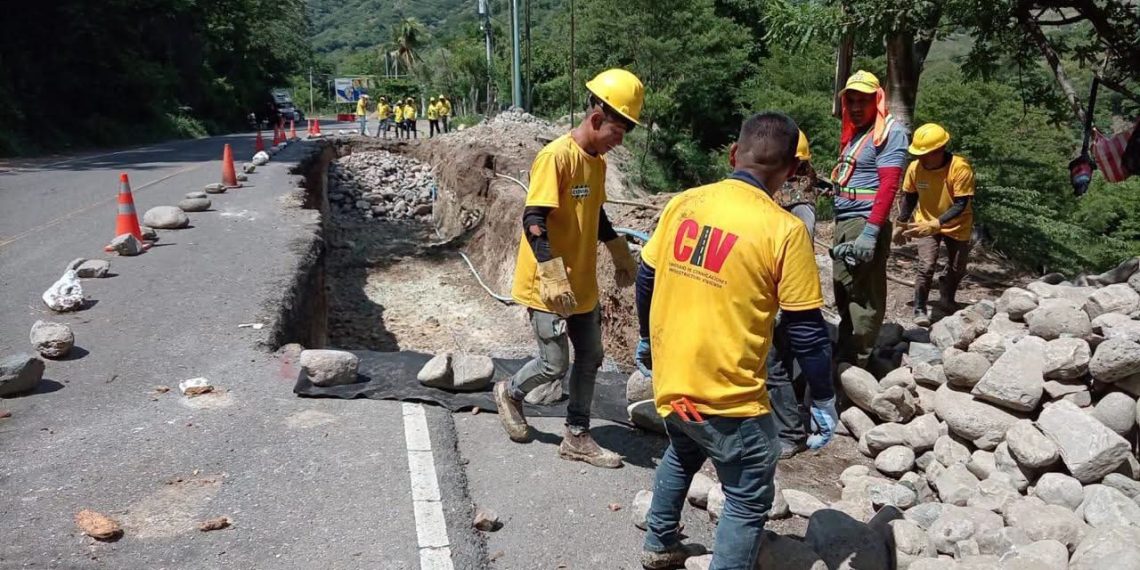 Maquinaria pesada del Ministerio de Comunicaciones trabajando en la remoción de derrumbes sobre una carretera afectada por las lluvias.
