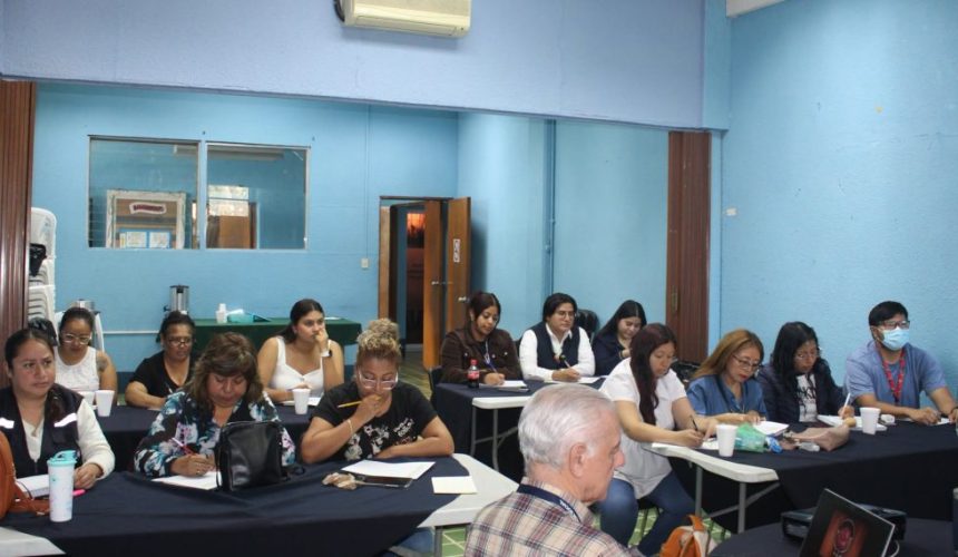 Personal médico y de enfermería de la capital asistiendo a una jornada de capacitación técnica sobre pruebas de tamizaje y detección de cáncer de cérvix.