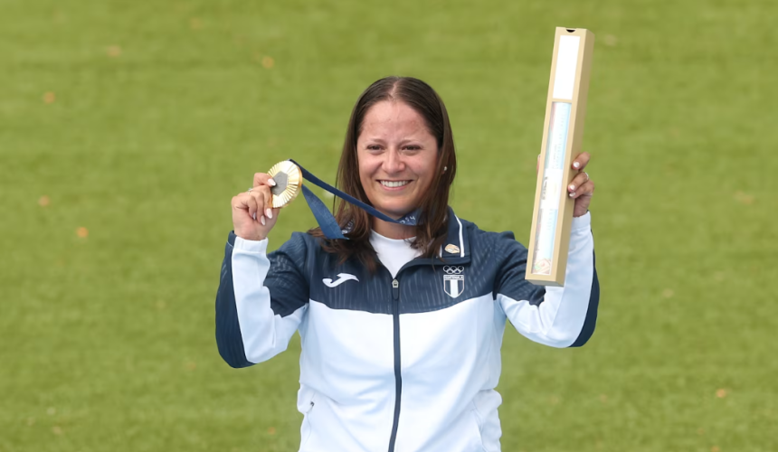 Adriana Ruano celebra la medalla de oro olímpica en foso femenino en París 2024 con la bandera de Guatemala