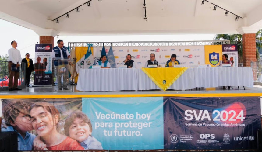 Personal de salud del MSPAS aplica vacunas durante la inauguración de la Semana de Vacunación de las Américas 2024 en Guatemala
