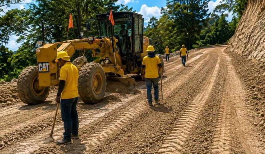 Trabajos de maquinaria pesada y pavimentación en el tramo carretero que conecta San Antonio La Paz con la aldea Sansur.