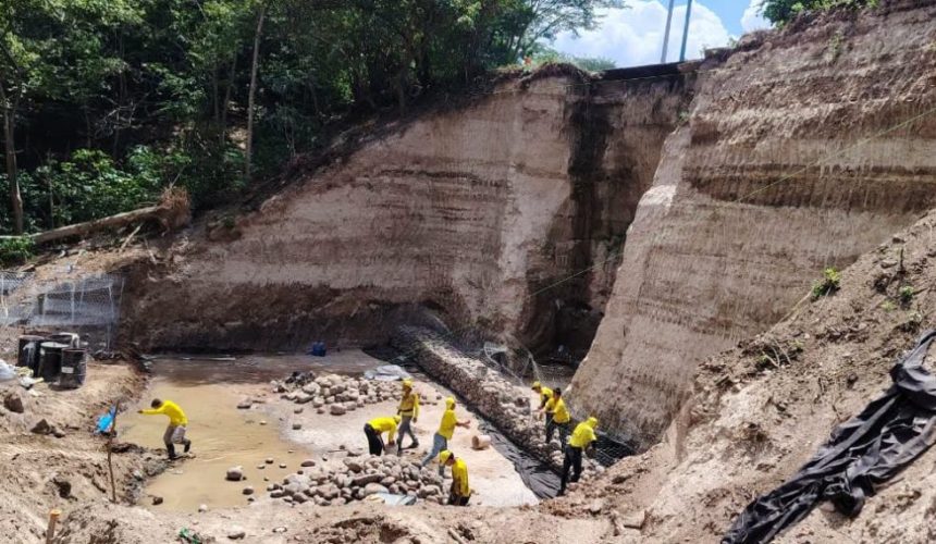 Cuadrillas de trabajadores instalando muros de gaviones a la orilla de la carretera RN-16 en Chiquimulilla, Santa Rosa, para prevenir la erosión.