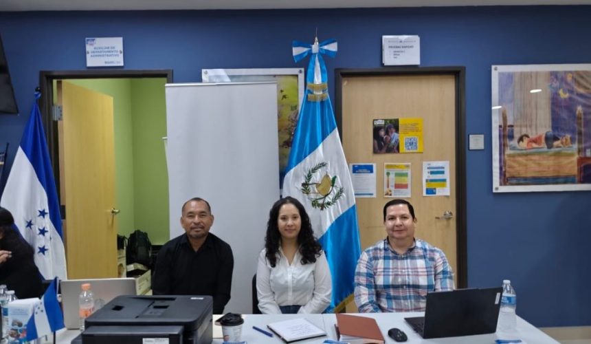 Personal del Consulado General de Guatemala brindando atención y documentación en el módulo informativo durante la Feria Consular de Servicios para Migrantes en Ciudad Juárez.