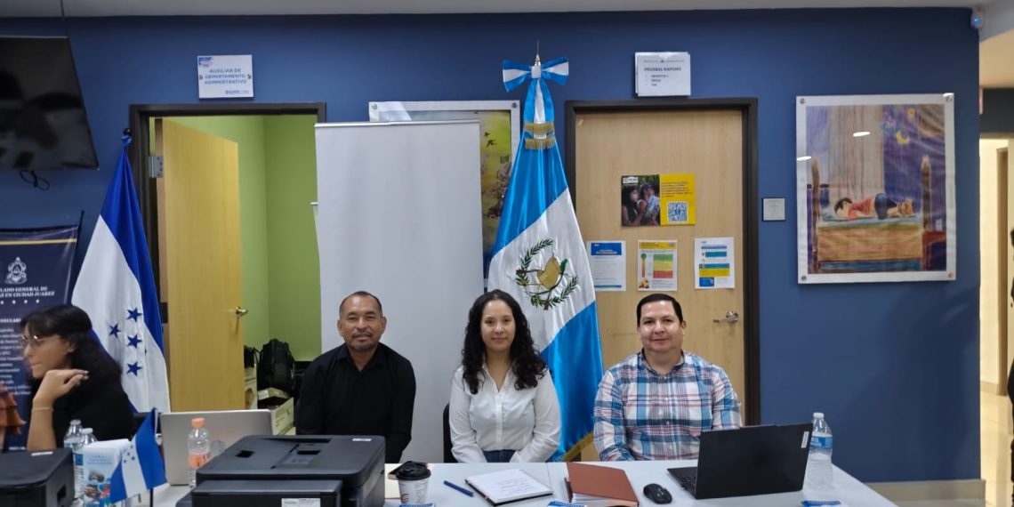 Personal del Consulado General de Guatemala brindando atención y documentación en el módulo informativo durante la Feria Consular de Servicios para Migrantes en Ciudad Juárez.
