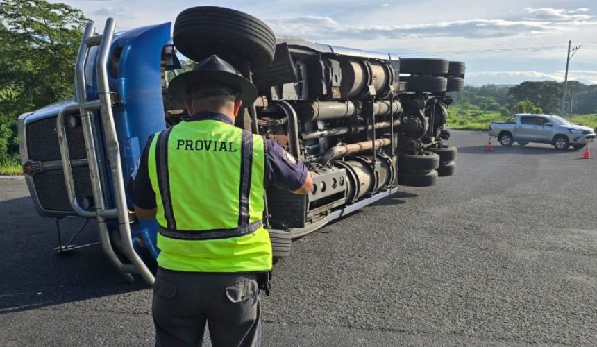 Brigadas de Provial regulando el tráfico y prestando auxilio vial durante la atención de un accidente en carretera.