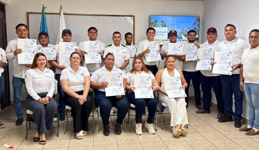 Participantes del curso de formación para Marino Mercante impartido por el Mintrab recibiendo sus acreditaciones durante el acto de clausura.