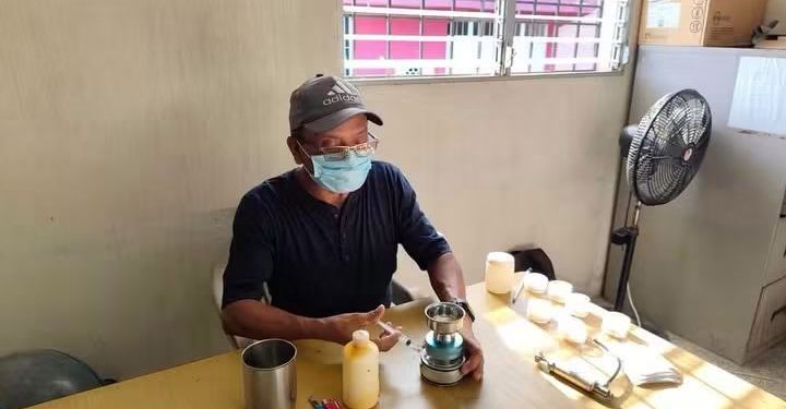 Técnicos de salud pública realizando inspecciones y aplicando larvicidas en depósitos de agua en un sector rural de Zacapa.