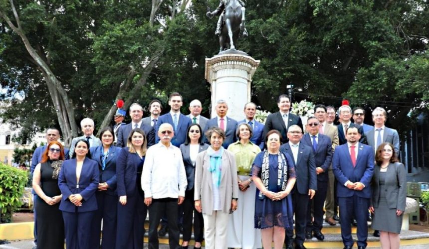 Embajadores y diplomáticos de Guatemala, Costa Rica, El Salvador, Nicaragua y autoridades de Honduras durante el acto conmemorativo de independencia.