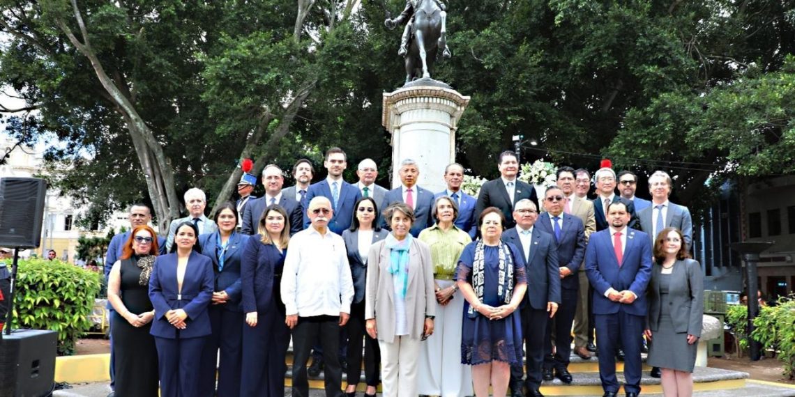 Embajadores y diplomáticos de Guatemala, Costa Rica, El Salvador, Nicaragua y autoridades de Honduras durante el acto conmemorativo de independencia.