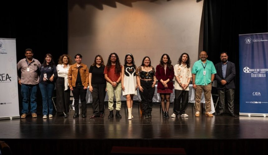 Asistentes y cineastas participando en el foro de discusión tras la proyección de cortometrajes ganadores en el auditorio cultural.