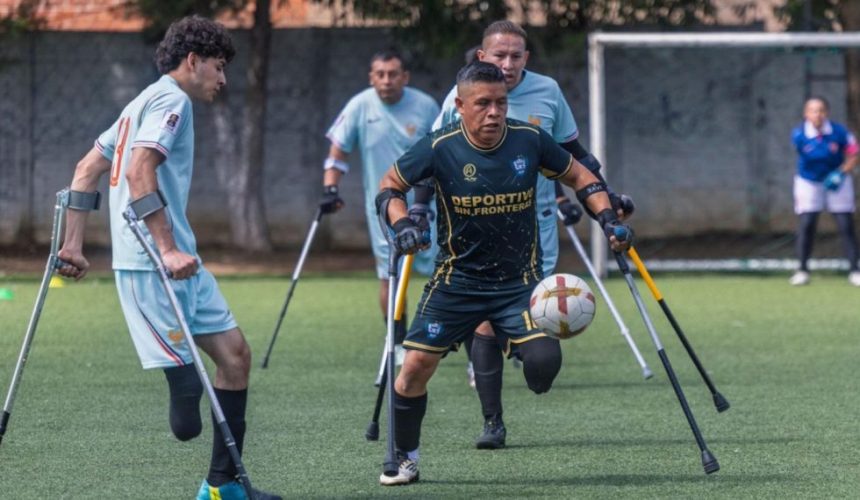 Atletas con amputación disputando un partido durante el cuadrangular de fútbol 7 adaptado en los Campos del Roosevelt.