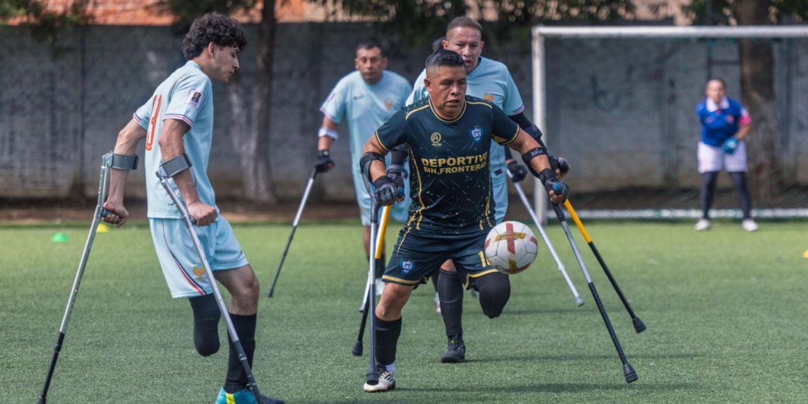 Atletas con amputación disputando un partido durante el cuadrangular de fútbol 7 adaptado en los Campos del Roosevelt.