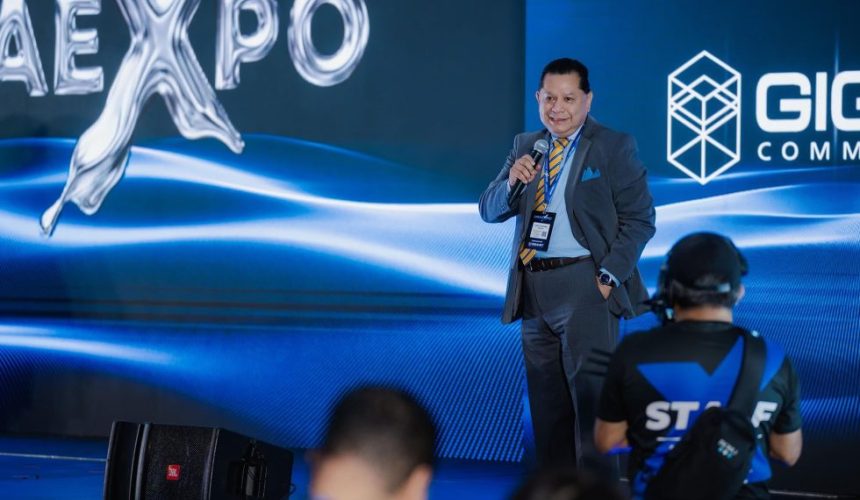 Asistentes y conferencistas participando en los estands de tecnología e innovación durante la GigaExpo 2026 en Guatemala.