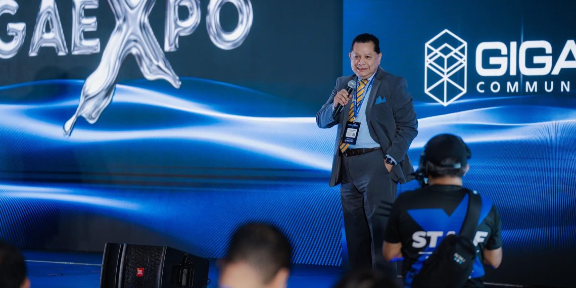 Asistentes y conferencistas participando en los estands de tecnología e innovación durante la GigaExpo 2026 en Guatemala.