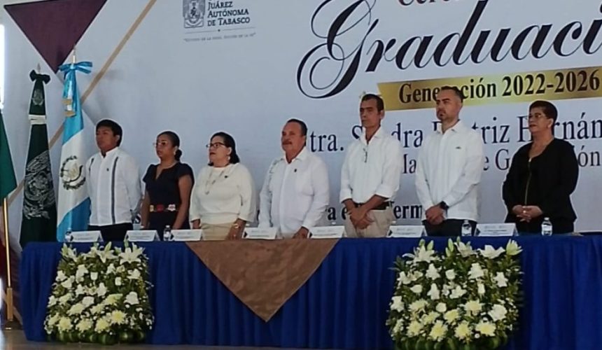 Funcionarios del Consulado General de Guatemala en Tenosique acompañando a los cinco estudiantes guatemaltecos graduados de la UJAT en Tabasco.