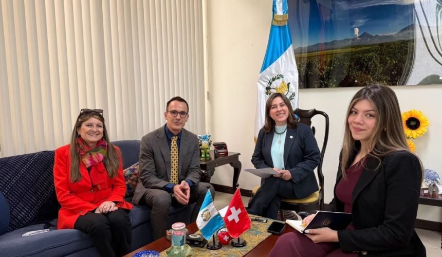 La directora general de Relaciones Internacionales Bilaterales del MINEX junto al embajador designado de la Confederación Suiza, Lukas Rosenkranz.