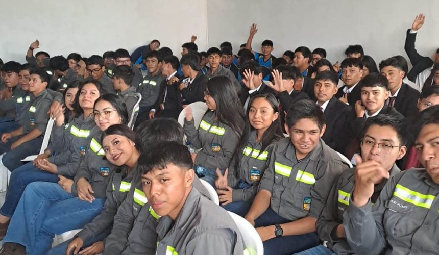Estudiantes del Instituto Tecnológico Empresarial de La Antigua Guatemala participando en la capacitación sobre prevención e identificación del gusano barrenador.