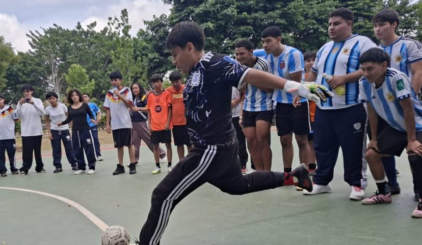 Estudiantes participando en competencias de atletismo y actividades físicas dentro de las instalaciones del Campo Marte