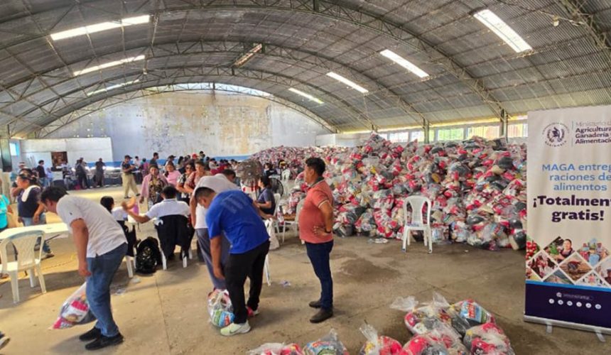 Familias de Petén recibiendo raciones gratuitas de alimentos entregadas por personal del VISAN del Ministerio de Agricultura.