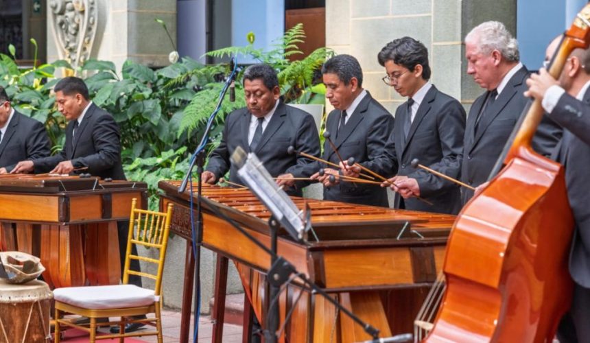 Integrantes de la marimba nacional interpretando piezas patrias durante el concierto inaugural del Guatemala Marimba Fest 2026 en el Palacio Nacional de la Cultura.