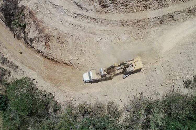 Maquinaria pesada ejecutando trabajos de pavimentación y conformación sobre la ruta Chitomax – Pacaní – Cubulco en Baja Verapaz.