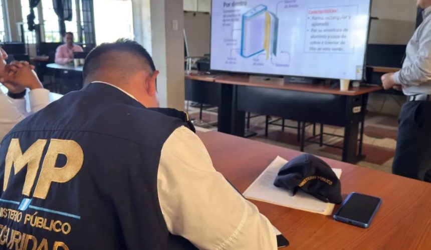 Personal del Ministerio Público asistiendo a un taller de capacitación técnica impartido por especialistas de la Dirección General de Aeronáutica Civil.