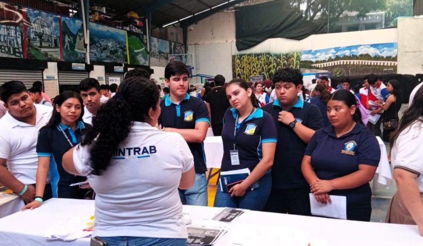 Jóvenes participando en los talleres de orientación laboral impartidos por especialistas del Ministerio de Trabajo y Previsión Social.