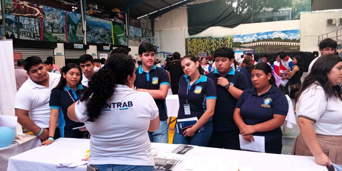 Jóvenes participando en los talleres de orientación laboral impartidos por especialistas del Ministerio de Trabajo y Previsión Social.