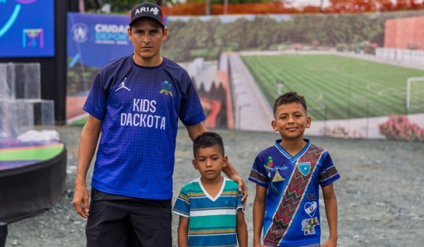 Niños y jóvenes de Los Amates, Izabal, participando en entrenamientos de fútbol en las nuevas instalaciones deportivas.