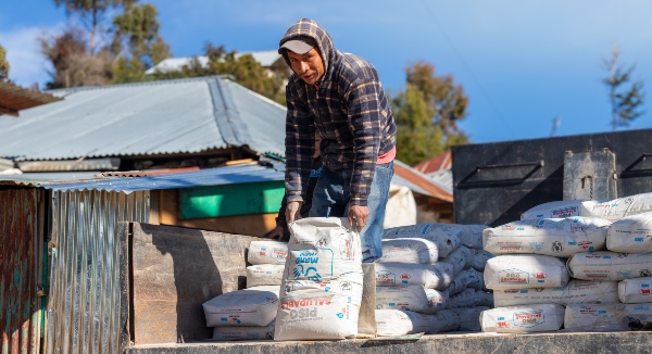 Entrega de materiales de construcción para reemplazar pisos de tierra por cemento en San José Ojetenam, San Marcos.