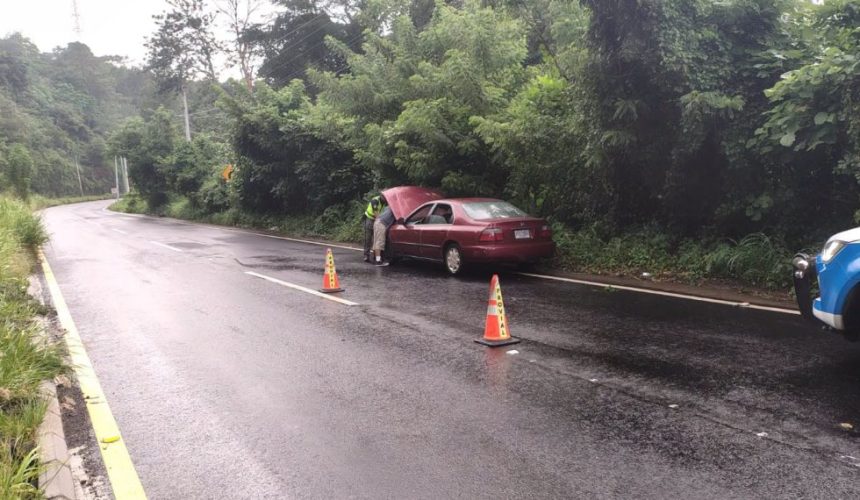 Brigadas de PROVIAL atendiendo una emergencia por desprendimiento de rocas e intensas lluvias sobre una carretera nacional.