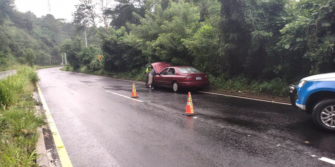 Brigadas de PROVIAL atendiendo una emergencia por desprendimiento de rocas e intensas lluvias sobre una carretera nacional.