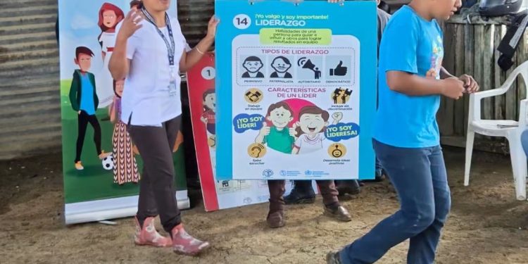 Adolescentes y jóvenes participando en dinámicas de integración y talleres de salud mental en la comunidad de Poité Centro, San Luis, Petén.