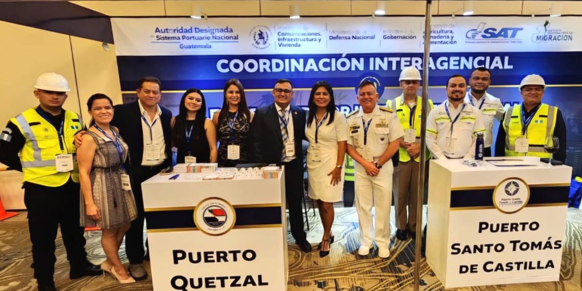 Delegación guatemalteca e integrantes de la Comisión Centroamericana de Transporte Marítimo reunidos en la XLVIII Reunión Portuaria del Istmo Centroamericano.