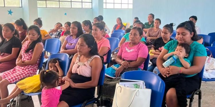 Madres de familia en Quetzaltenango participando en talleres comunitarios sobre nutrición infantil y cuidados de la salud.