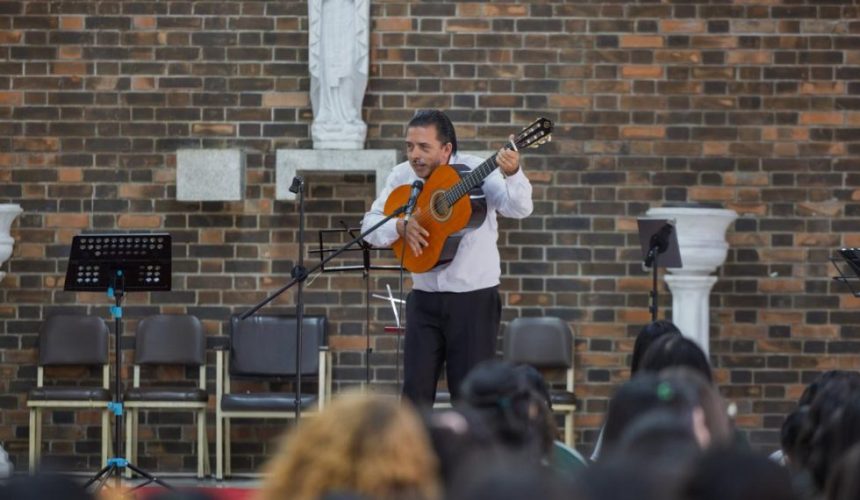 Integrantes del Quinteto Xocomil interactuando con estudiantes durante la presentación de su concierto didáctico.