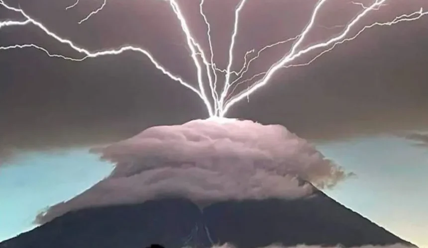 Rayo cerca del cráter del volcán Acatenango, en el complejo con el Volcán de Fuego, durante actividad eruptiva en Guatemala
