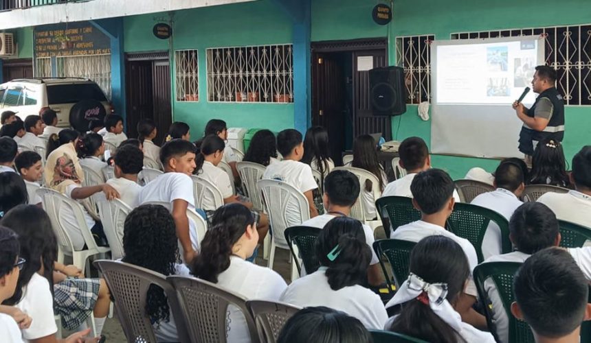 Estudiantes de nivel básico y diversificado de Río Dulce participando en una charla informativa impartida por personal de DIPESCA y MAGA sobre normas pesqueras.