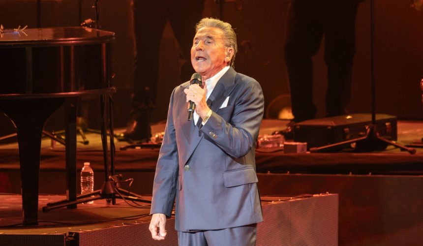 Ricardo Montaner cantando en un concierto con micrófono de pie; promoción de El último regreso tour en Forum Majadas, Guatemala