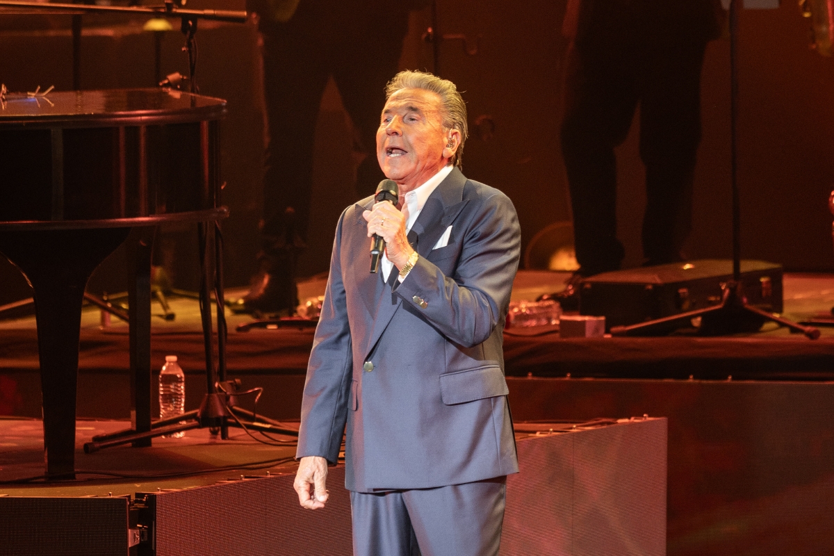 Ricardo Montaner cantando en un concierto con micrófono de pie; promoción de El último regreso tour en Forum Majadas, Guatemala