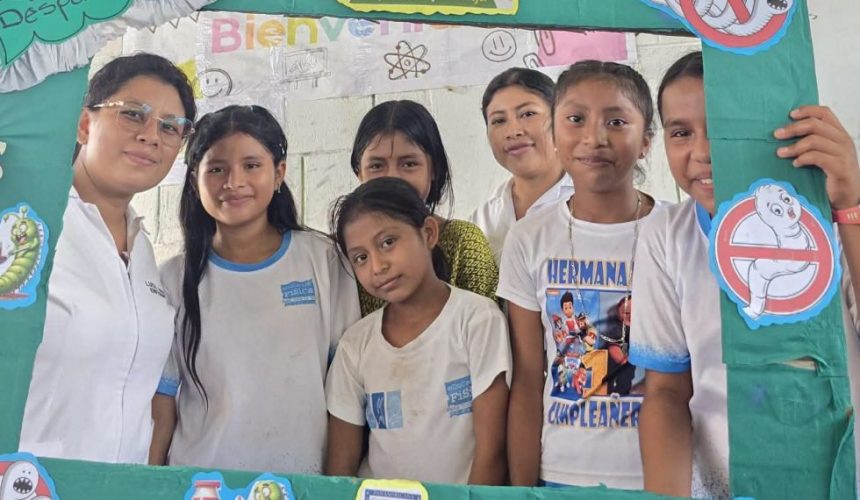 Médicos y enfermeros del Ministerio de Salud atendiendo a niños estudiantes durante la jornada integral de salud escolar en Tierra Blanca, Sayaxché, Petén.
