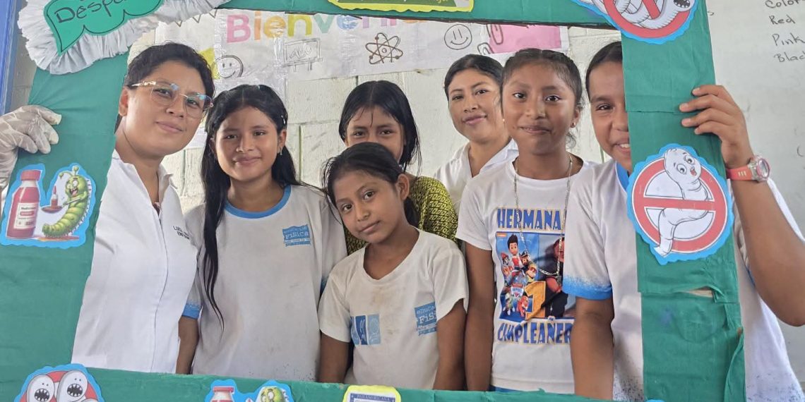 Médicos y enfermeros del Ministerio de Salud atendiendo a niños estudiantes durante la jornada integral de salud escolar en Tierra Blanca, Sayaxché, Petén.