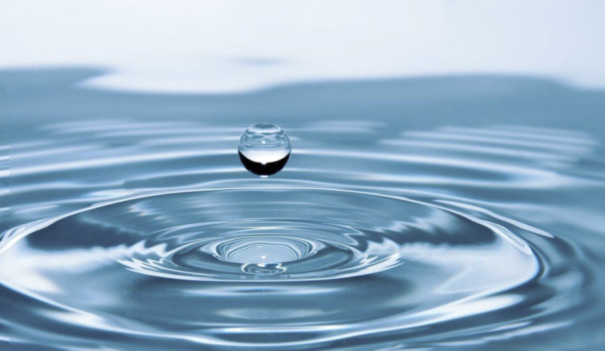 Agua en una fuente cercana al entorno de la Vía CH6 Arco Norte