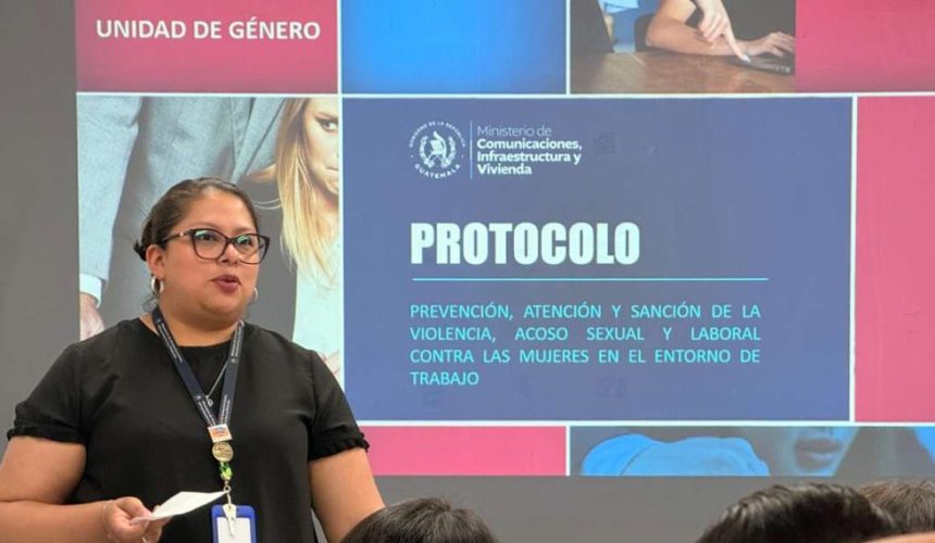 Colaboradores de Fopavi asistiendo a la capacitación sobre prevención de acoso laboral impartida por la Unidad de Género del CIV.