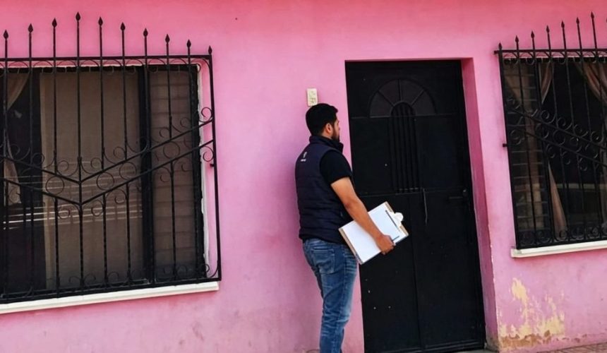 Personal de la Uncosu supervisando las instalaciones y la señal de televisión por cable en un municipio de Jutiapa.