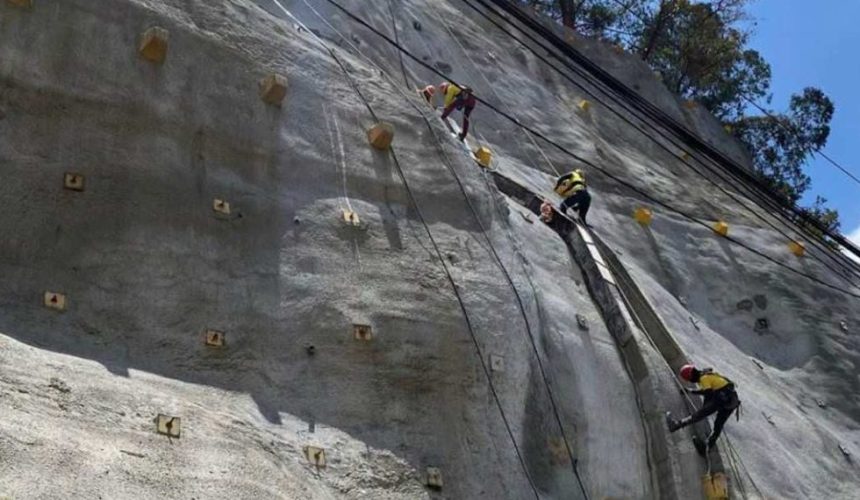 Maquinaria pesada y personal técnico ejecutando trabajos de estabilización de taludes y mantenimiento en la cuesta de Villalobos.