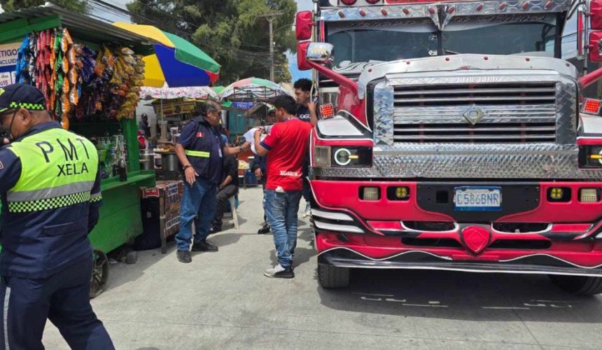 Agentes de tránsito e inspectores de transporte realizando operativos de control y verificación en unidades colectivas en Quetzaltenango.