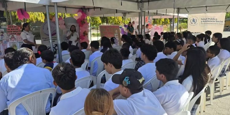 Personal de salud impartiendo una plática preventiva sobre salud y bienestar a familias en una comunidad rural de Zacapa.